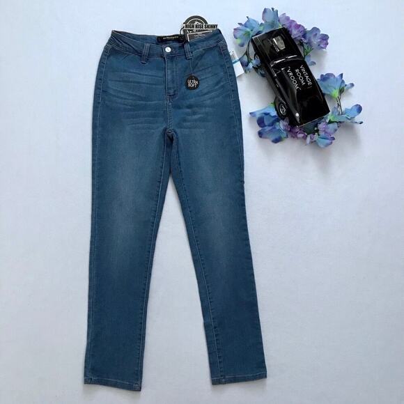Dollhouse NWT Curvy High Rise Skinny Jeans Juniors/Women 9/10 - Picture 2 of 10